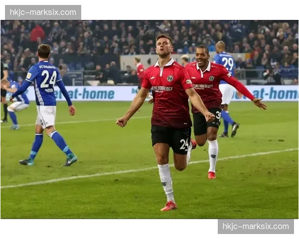 通讯：沙尔克04球迷在球队客平后高歌支持，尽管仍处降级区