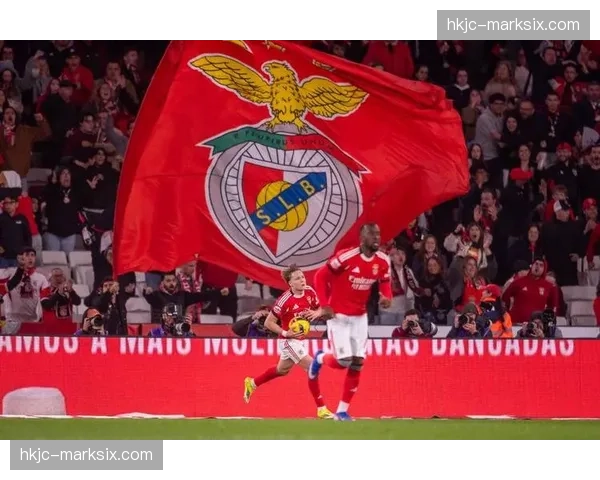 奥卡福尔梅开二度，利兹联客场掀翻曼联